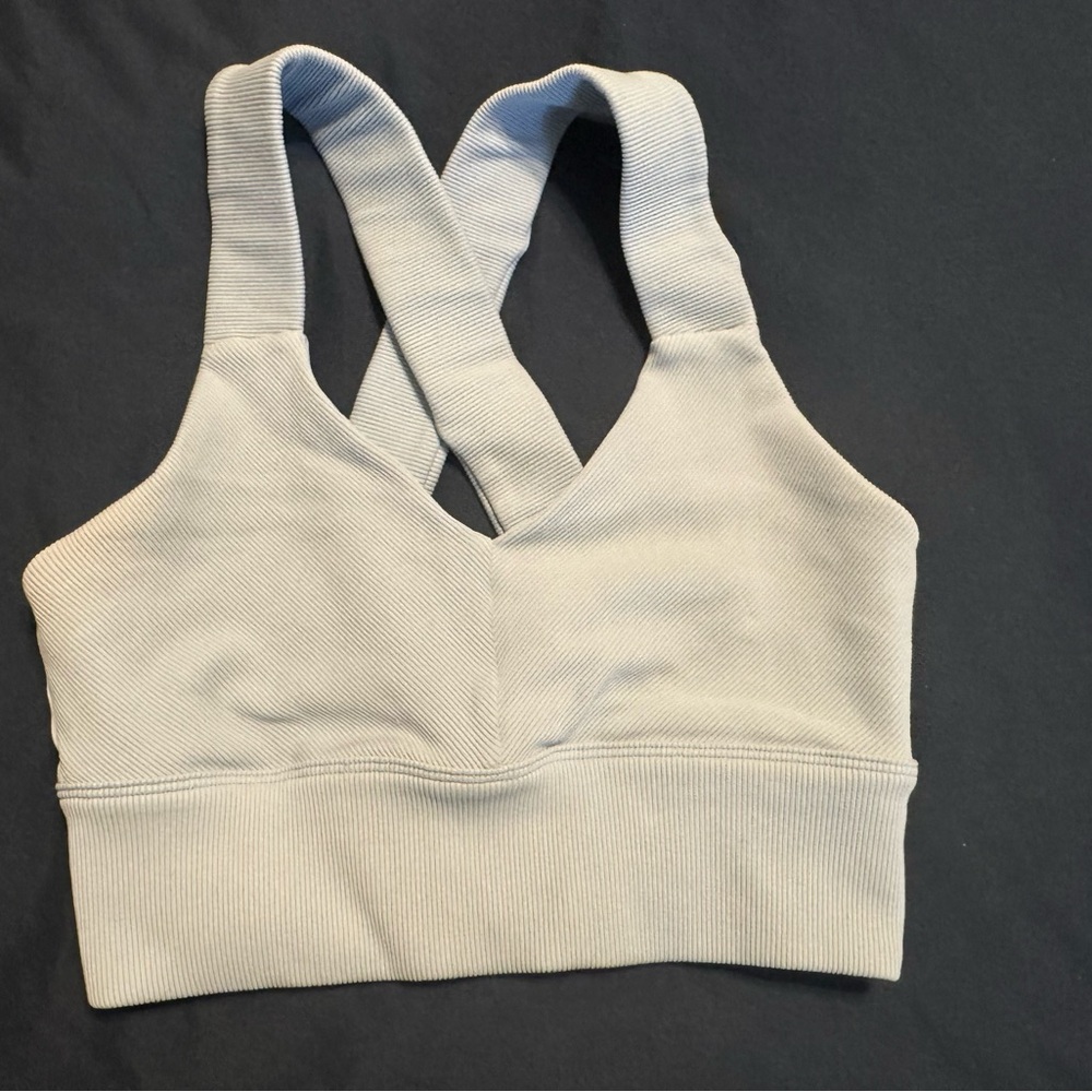 ALO Yoga Ribbed Cross-Back Sports Bra - Light Gray